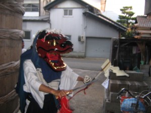 邪気を退散しているらしい…。 邪気を退散しているらしい…。