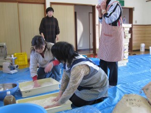 麹に塩を混ぜます。 麹に塩を混ぜます。