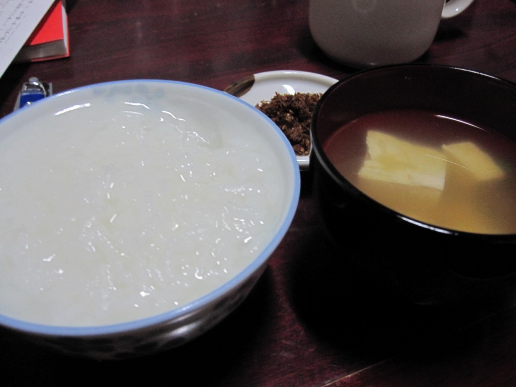 御飯と味噌汁、根菜のお漬け物。 御飯と味噌汁、根菜のお漬け物。