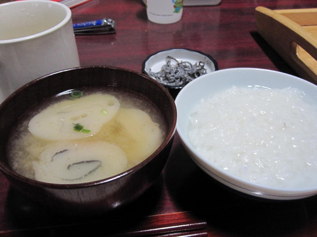 塩昆布、麩の味噌汁、お粥。 塩昆布、麩の味噌汁、お粥。