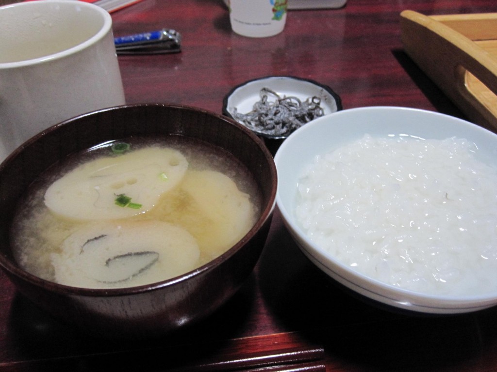 塩昆布、麩の味噌汁、お粥。